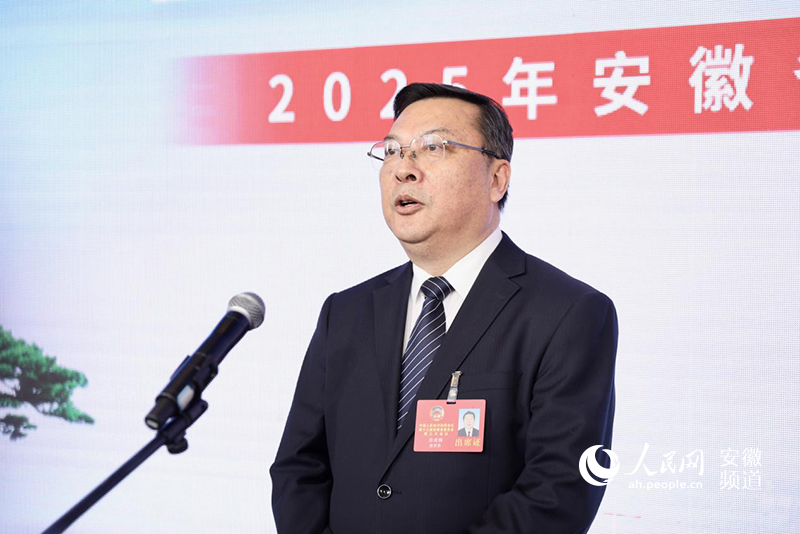 安徽省政協(xié)委員、合肥師范學(xué)院黨委書記徐成鋼。人民網(wǎng)記者 陶濤攝