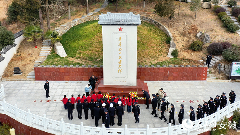 民警與學生們向革命先烈獻花緬懷。人民網(wǎng)記者 陳若天攝.jpg